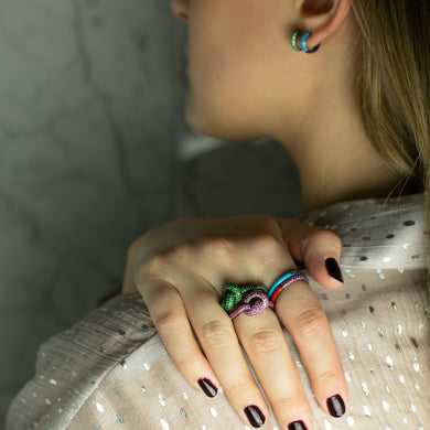 18k-huggies-gemstones-sapphire-enamel-knot-ring-sophie-by-sophie