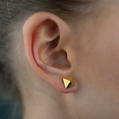pyramid-one-stud-studs-earrings-gold-guld-sophie-by-sophie